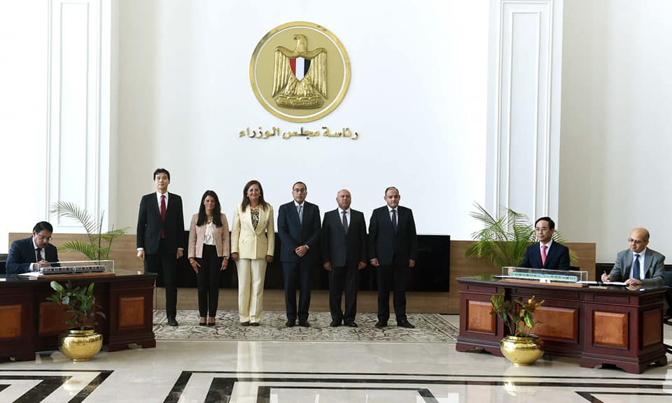 بالصور.. رئيس الوزراء يشهد مراسم توقيع عقد تصنيع وتوريد 320 عربة للخطين الثاني والثالث لمترو الأنفاق