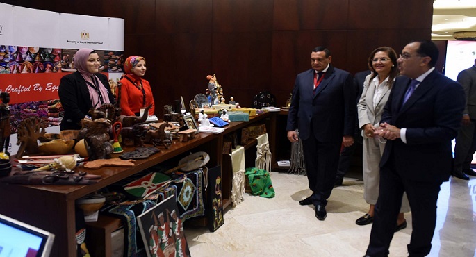 رئيس الوزراء يتفقد معرض “أيادي مصرية” تحت عنوان “بكل فخر .. صنع فى مصر”
