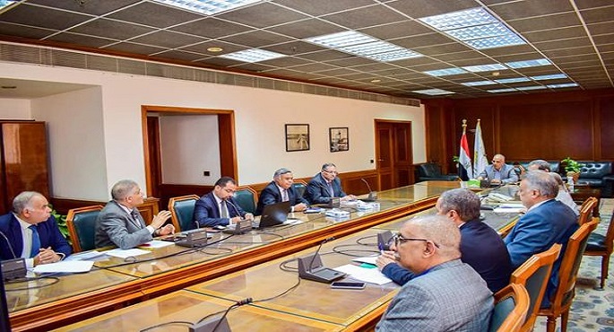 وزير الري يستعرض إجراءات إدارة وتطوير بحيرات المنزلة ووادي مريوط وقارون
