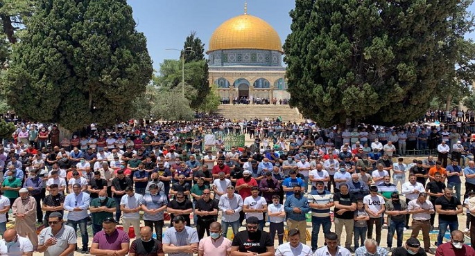عشرات الآلاف من الفلسطينيين يؤدون صلاة الجمعة في رحاب المسجد الأقصى المبارك