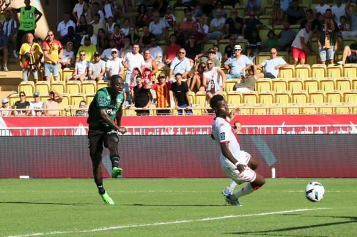 لانس يتصدر الدوري الفرنسي مؤقتا بالفوز على موناكو 4ـ1