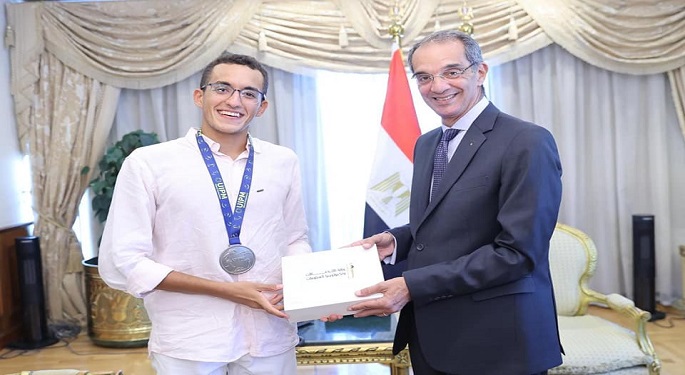 بالصور.. وزير الاتصالات يكرم الطالب محمد الجندي لفوزه بفضية بطولة العالم للخماسي الحديث