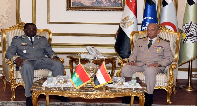بالصور.. وزير الدفاع يلتقي وزير الدفاع وشئون المحاربين القدامى بجمهورية بوركينا فاسو