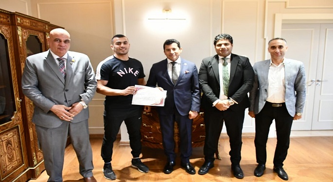 بالصور.. وزير الرياضة يُكرم عبد الرحمن الصيفي الحاصل على ذهبية السومو بدورة الألعاب العالمية