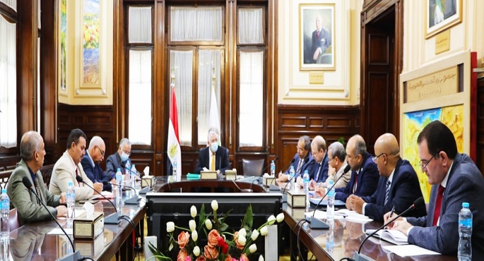 وزير الزراعة يبحث تنفيذ تكليفات مجلس الوزراء بشأن المحاصيل الاستراتيجية