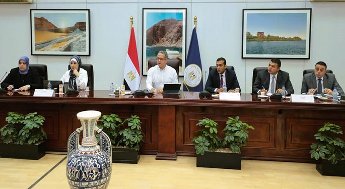 وزير السياحة والآثار يناقش استعدادات وتحضيرات بدء الموسم الجديد للعمرة