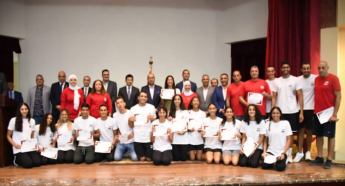 بالصور.. وزير الرياضة يُكرم بعثة السباحة بعد تصدرها الترتيب العام بالبطولة العربية بالجزائر