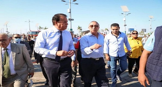 بالصور.. وزير الصحة يقطع زيارته للمنشآت الطبية بالإسكندرية ويتابع تقديم الخدمات الطبية في حريق كارفور
