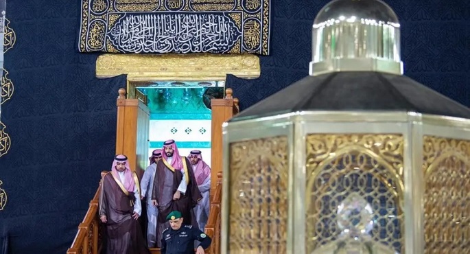 ولي العهد السعودي يشارك بغسل الكعبة المشرفة نيابة عن خادم الحرمين
