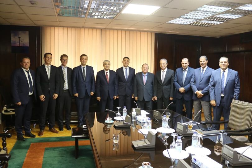وزير الكهرباء يتابع مع نائب الرئيس التنفيذى لشركة شنايدر إلكتريك سير الأعمال في مراكز التحكم والتعاون المشترك