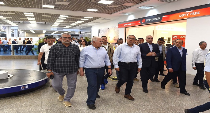 رئيس الوزراء يتفقد مشروع تطبيقات الهوية البصرية بمطار شرم الشيخ