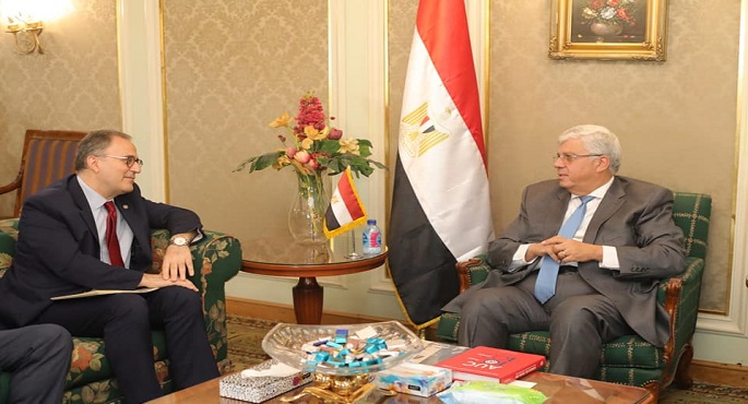بالصور .. وزير التعليم العالي يبحث آليات التعاون العلمي مع الجامعة الأمريكية بالقاهرة