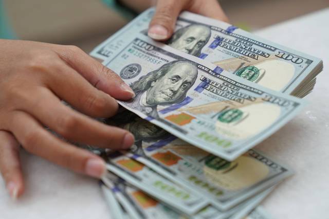 وول ستريت: البنوك المركزية العالمية تتسابق لرفع أسعار الفائدة
