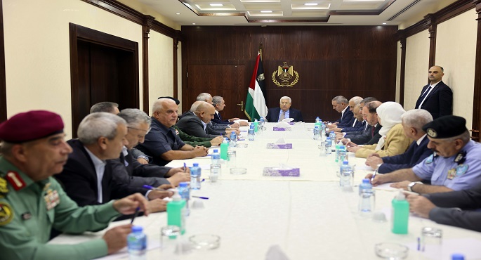 الرئيس الفلسطيني يعقد اجتماعا مع قادة الأجهزة الأمنية والمحافظين