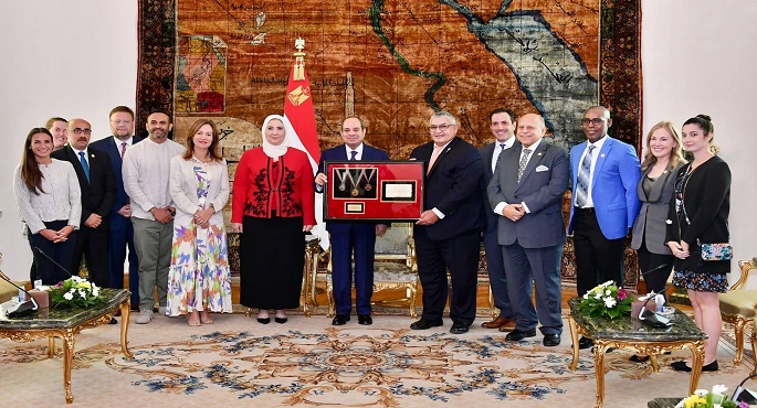 بالصور.. الرئاسة: اللجنة الدولية للاولمبياد الخاص الدولى تهدي الرئيس السيسي جائزتها الدولية