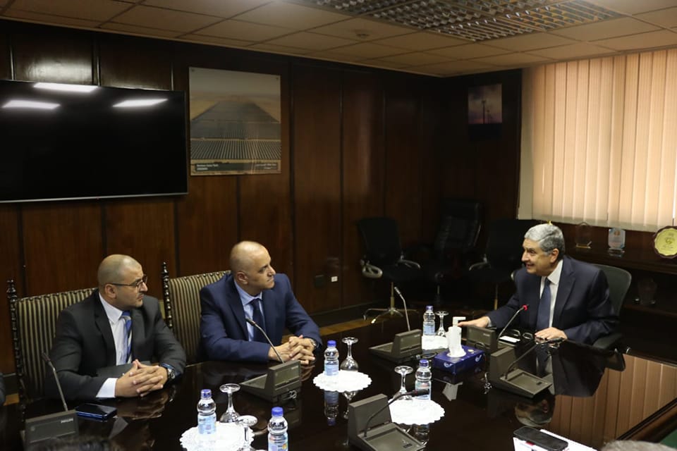 وزير الكهرباء يبحث مع مسئولي “اتصالات مصر” التعاون في مجال الطاقة المتجددة