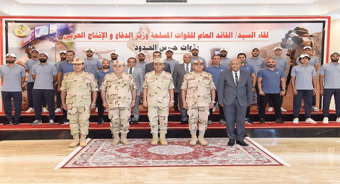 بالصور.. وزير الدفاع يكرم عددا من المتميزين من رجال قوات حرس الحدود