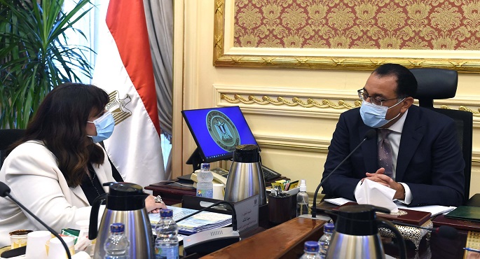 بالصور.. رئيس الوزراء يتابع مع وزيرة الدولة للهجرة وشئون المصريين بالخارج ملفات عمل الوزارة