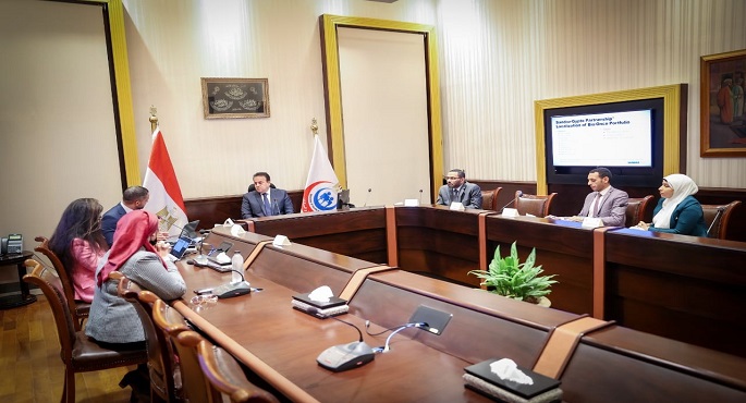 بالصور.. وزير الصحة يبحث مع رئيس شركة ساندوز مصر سبل التعاون لتوفير المثائل الحيوية للأدوية الخاصة بعلاج الأورام