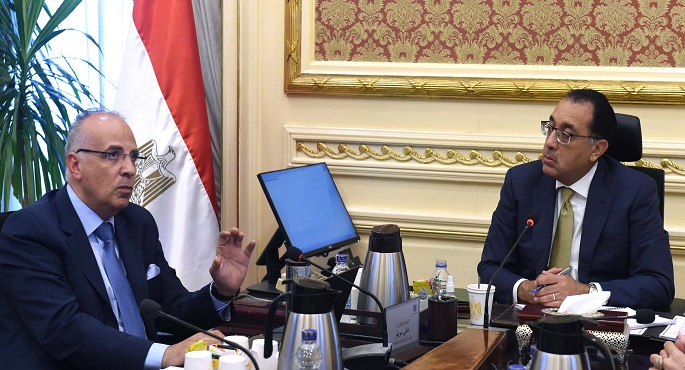 بالصور.. رئيس الوزراء يتابع مع وزير الري ملفات عمل الوزارة