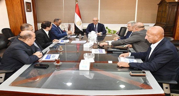 بالصور.. الجزار يناقش مع ممثلي إحدى الشركات المصرية توفير الطلمبات اللازمة لمشروعات مياه الشرب والصرف الصحي
