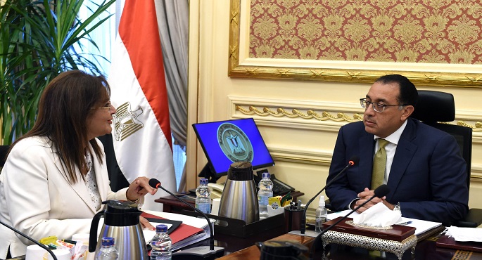 بالصور.. رئيس الوزراء يستعرض مع وزيرة التخطيط عددا من الملفات