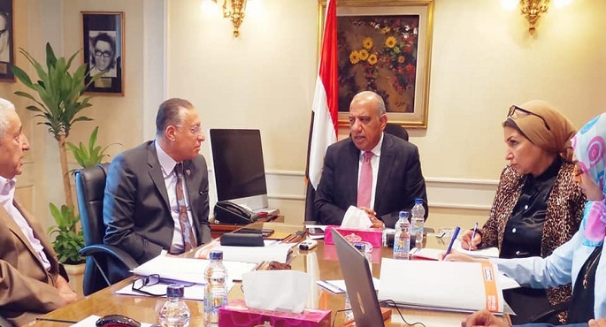 بالصور .. وزير قطاع الأعمال يتابع تطوير “سيجوارت” وتشغيل مصنع جديد