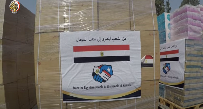 بالفيديو.. تنفيذا لتوجيهات الرئيس السيسي..مصر ترسل مساعدات للأشقاء في الصومال