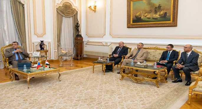 بالصور.. وزير الدولة للإنتاج الحربي” يبحث مع “السفير التشيكي” تعزيز التعاون المشترك