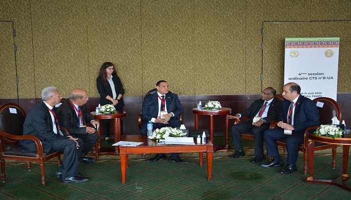 بالصور.. وزير التنمية المحلية يلتقى سفير بعثة الاتحاد الأفريقى بالقاهرة