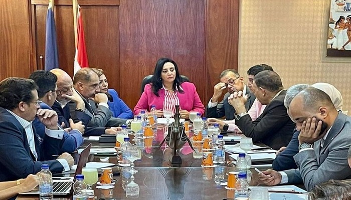 السياحة والآثار والنقل تناقشان كيفية الاستغلال السياحي للأماكن المحيطة بمحطات القطار السريع
