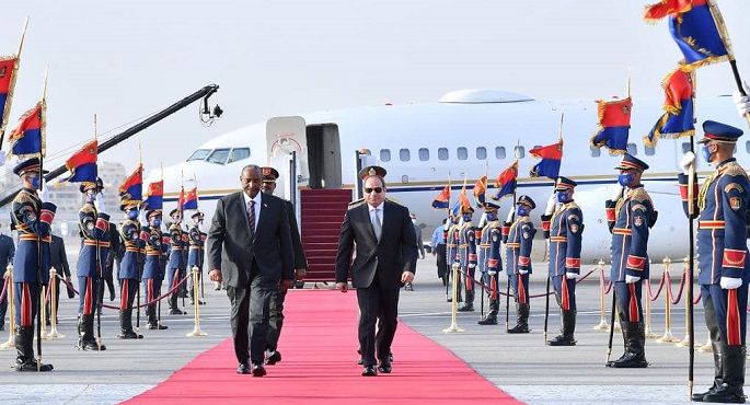 بالصور.. الرئيس السيسي يستقبل رئيس مجلس السيادة السوداني بمطار القاهرة