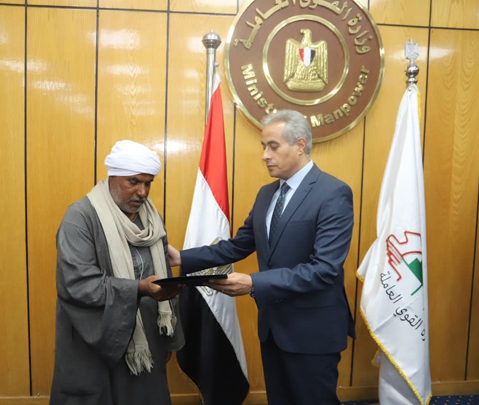 بالصور.. وزير القوى العاملة يُسَلِم تعويضات لأسر من “العمالة غير المنتظمة” بـ 8 محافظات