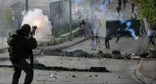 جنود الاحتلال والمُستوطنون يعتدون على الفلسطينيين في مناطق متفرقة بالضفة الغربية