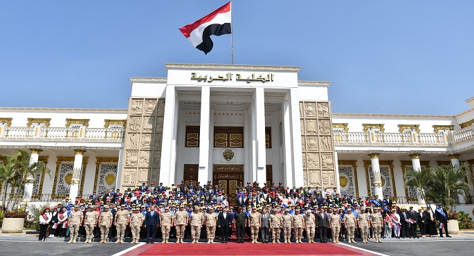 القوات المسلحة تنظم زيارة لمتدربي البرنامج الرئاسي لتأهيل الشباب للقيادة لمقر الكلية الحربية