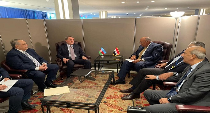 وزير الخارجية يبحث مع نظيره الآذرى تعزيز التعاون بين البلدين