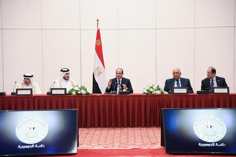 بالصور .. الرئيس السيسي يلتقي ممثلي رابطة رجال الأعمال القطريين بالدوحة