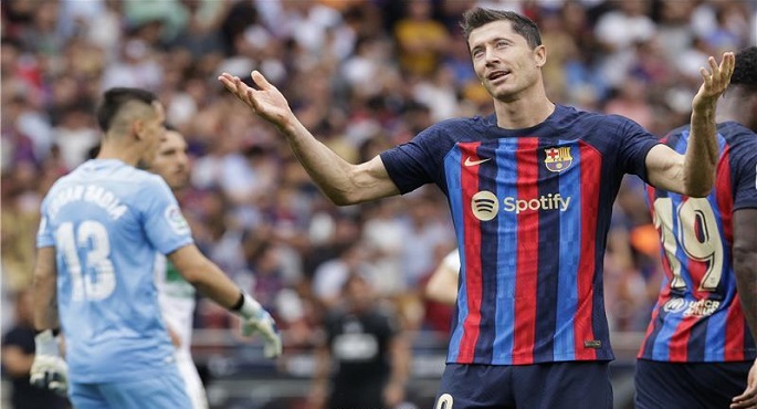 ليفاندوفسكي يقود برشلونة للفوز على التشي 3-صفر بالليجا الإسبانية