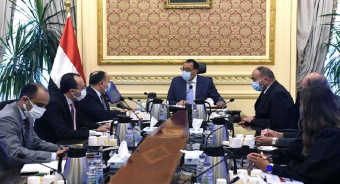 رئيس الوزراء يستعرض إجراءات توفير التمويل اللازم للسلع الاستراتيجية وبرامج الحماية الاجتماعية