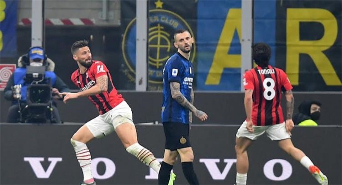 ميلان يفوز على الإنتر 3 ـ 2 ويتصدر الدوري الإيطالي مؤقتا