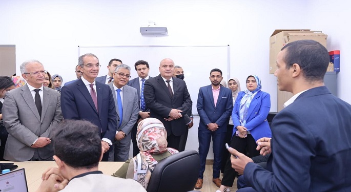 بالصور.. وزير الاتصالات يزور مركز إبداع مصر الرقمية “كرياتيفا” بجامعة جنوب الوادي
