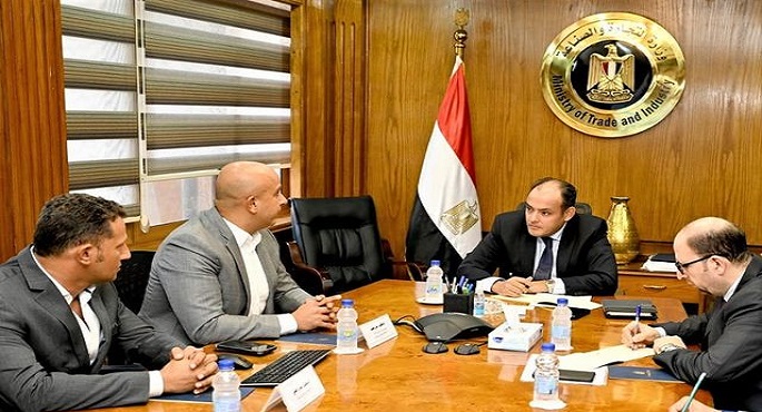 وزير التجارة يلتقي بممثلي أول شركة مصرية تعمل في مجال تحويل المركبات للعمل بالطاقة الكهربائية