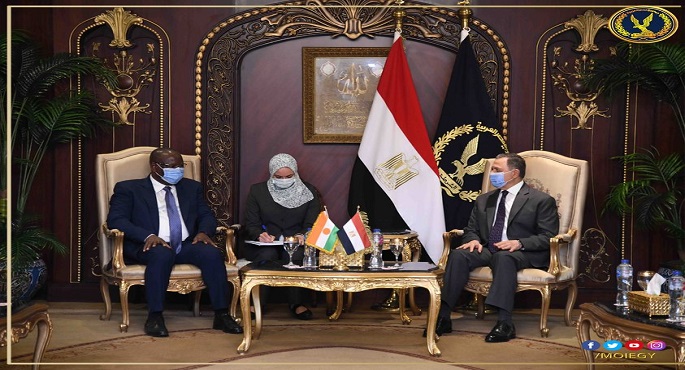 وزير الداخلية يبحث مع نظيره من النيجر آخر المستجدات الأمنية وسبل تعزيز التعاون بين البلدين