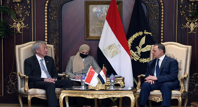 وزير الداخلية يؤكد حرصه على الارتقاء بمستويات التعاون الأمني مع سنغافورة