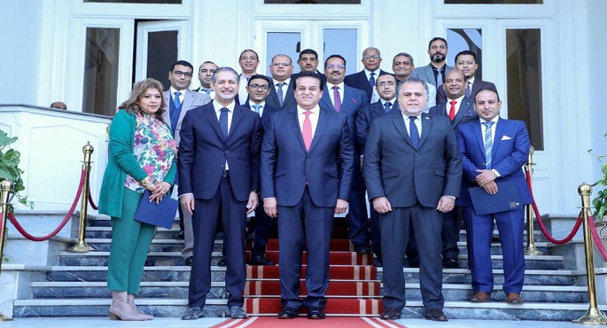 بالصور.. وزير الصحة يكرم فريق القافلة الطبية المصرية بدولة السودان عقب انتهاء مهام عملهم