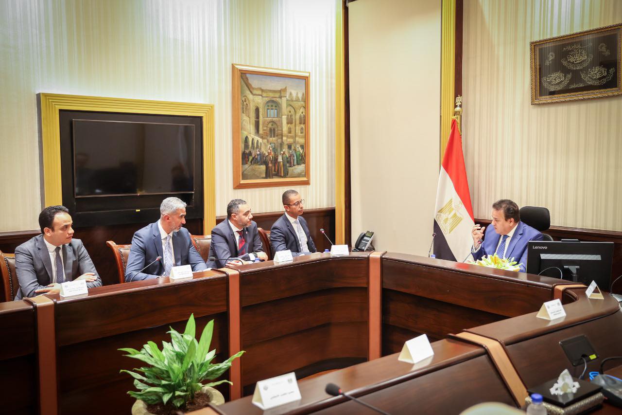 بالصور.. وزير الصحة يبحث مع وفد “فودافون” ميكنة المنشآت الطبية بـ”الرعاية الصحية”