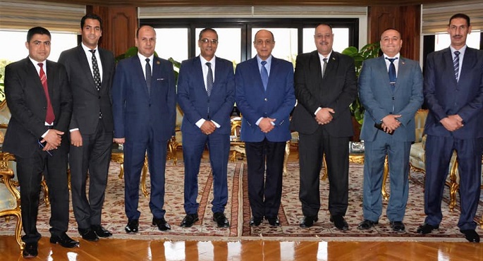 بالصور.. وزير الطيران المدني يلتقي أعضاء اللجنة النقابية للعاملين بالوزارة