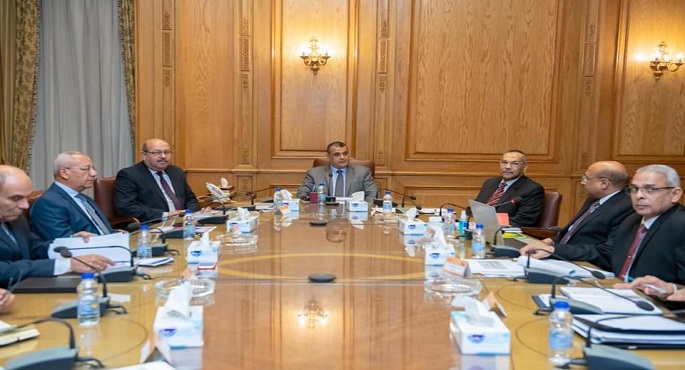 بالصور .. وزير الدولة للإنتاج الحربي يبحث الرؤية الخاصة بتطوير شركتي أبو زعبل و هليوبوليس للصناعات الكيماوية