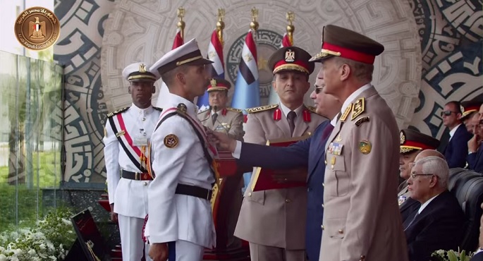 الرئيس السيسي يقلد أوائل الخريجين نوط الواجب العسكري