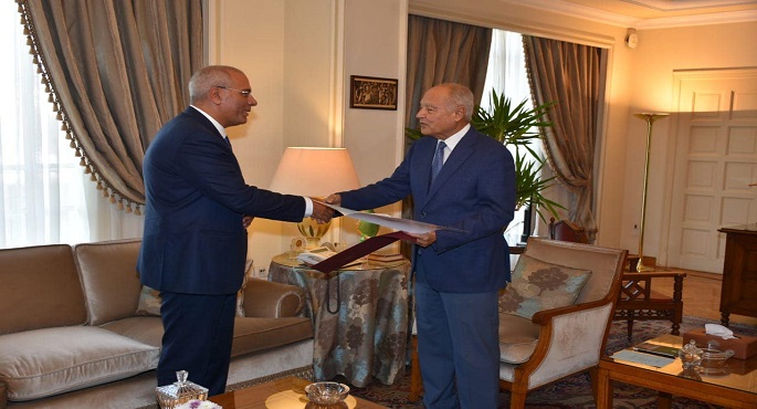 بالصور.. المندوب المصري الجديد لدي جامعة الدول العربية يقدم خطاب التكليف الخاص به إلى الأمين العام